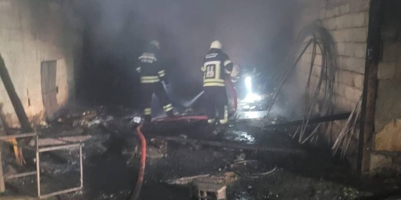 Kopan elektrik kablosu depoyu kül etti