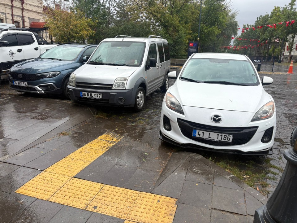 Duyarsız sürücüler engellilerin geçiş hakkını engelliyor