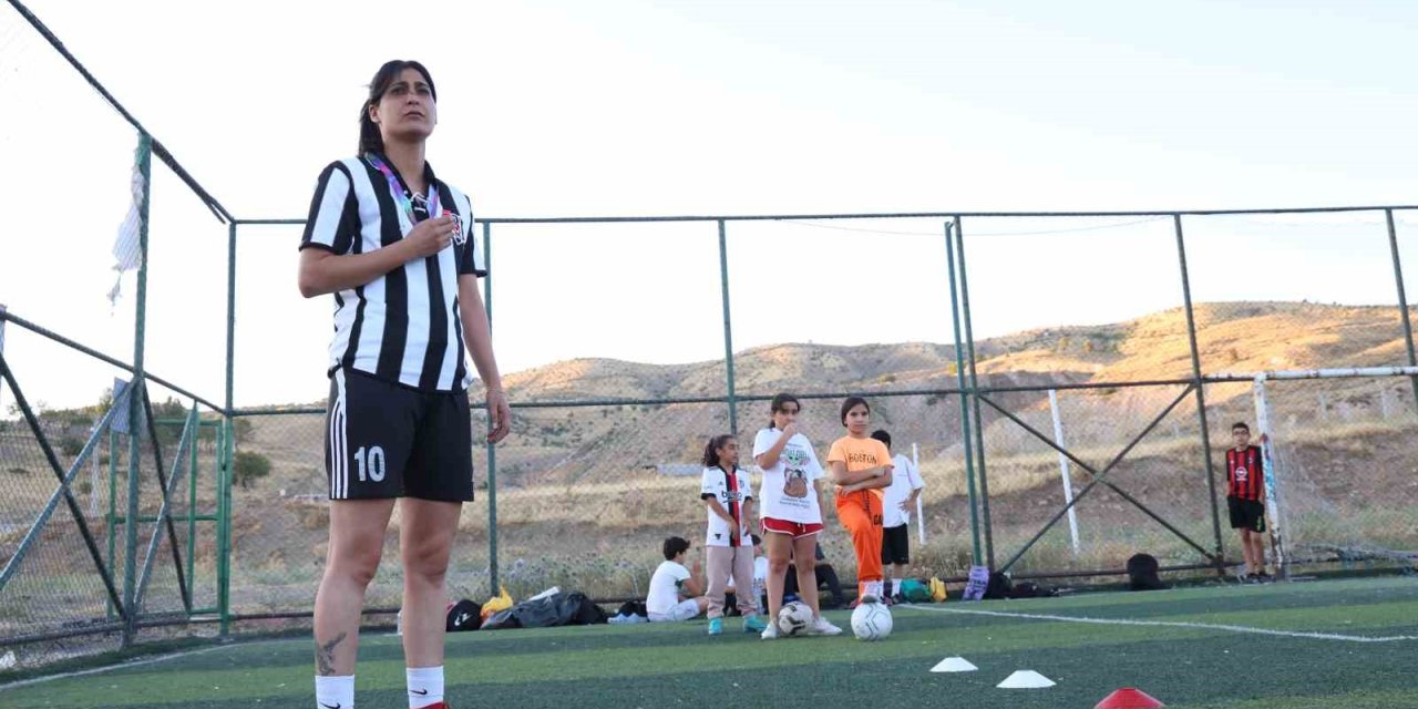 Sinan Kaloğlu’nun kuzeni Yağmur Bor, halı sahaların gözdesi oldu