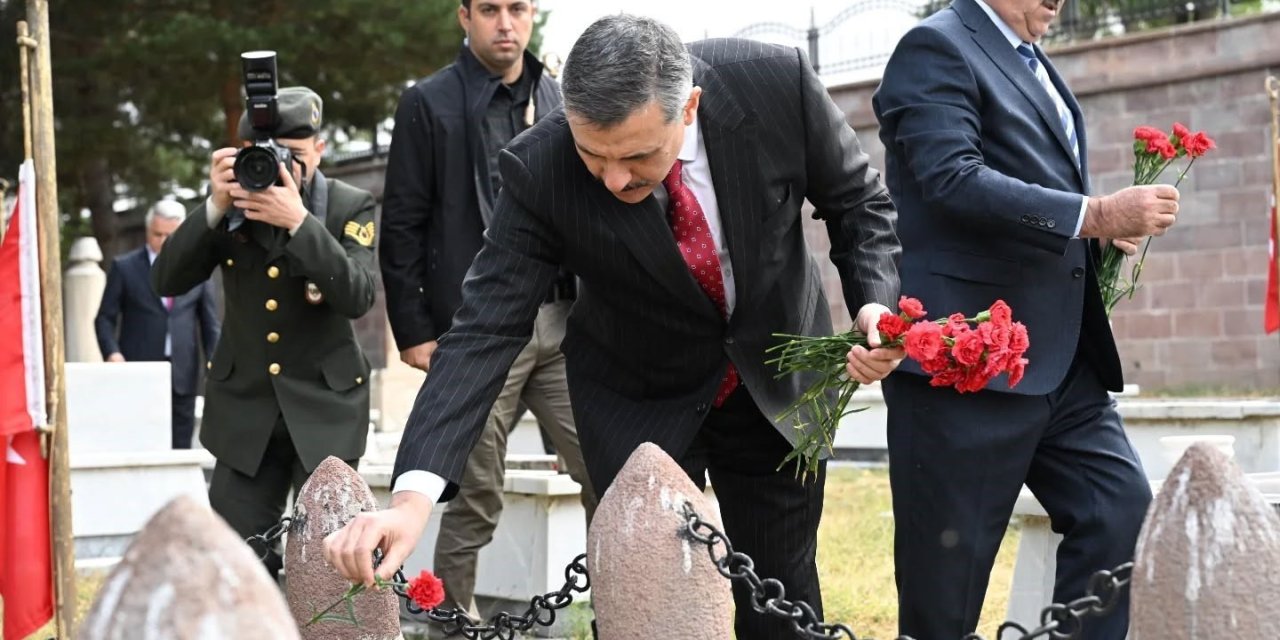 Vali Çiftçi, Karskapı ve Erzurum polis şehitliğini ziyaret etti