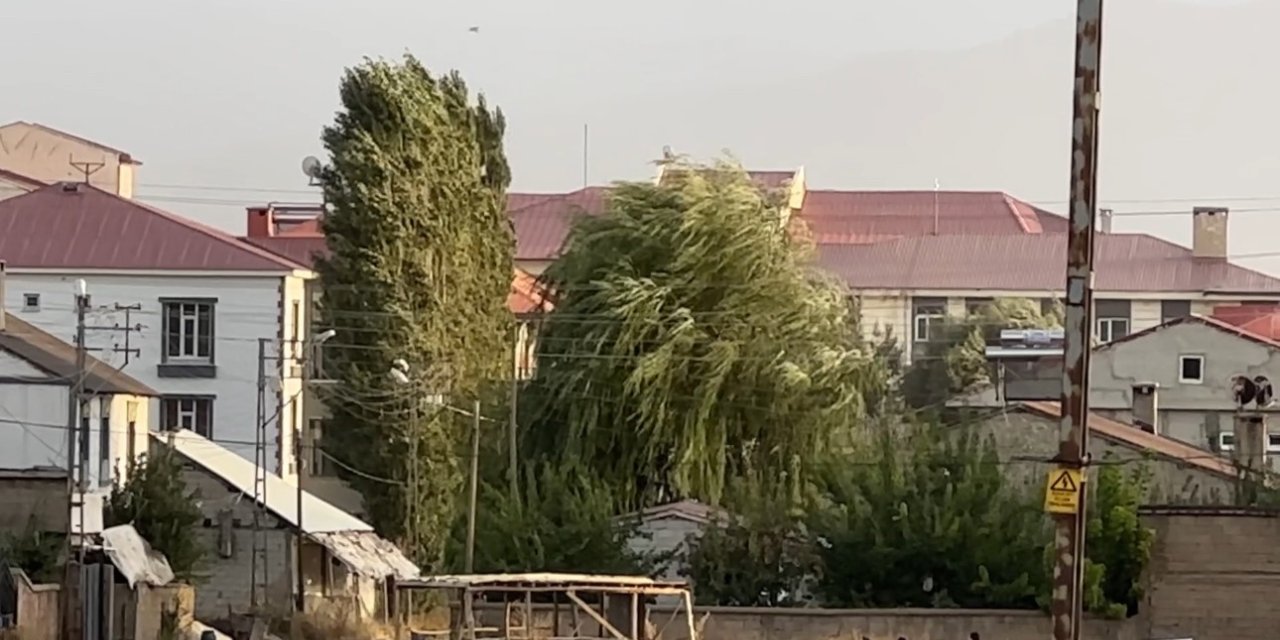 Yüksekova’da şiddetli rüzgar hayatı olumsuz etkiledi