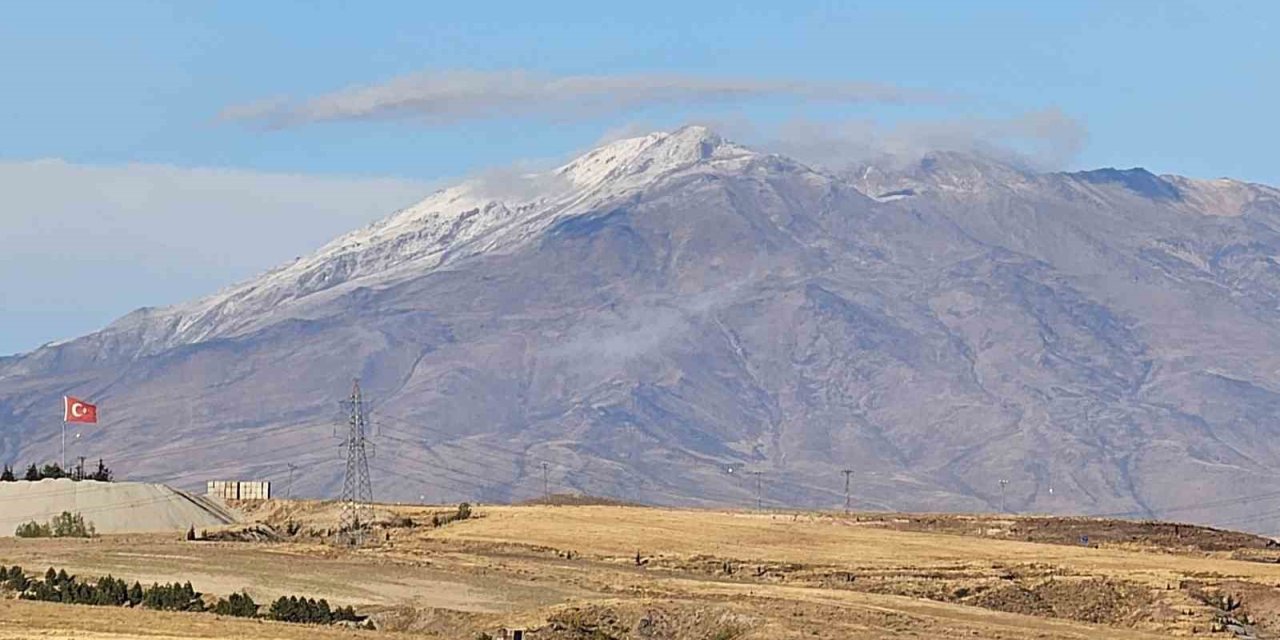 Süphan Dağı’na mevsimin ilk karı düştü