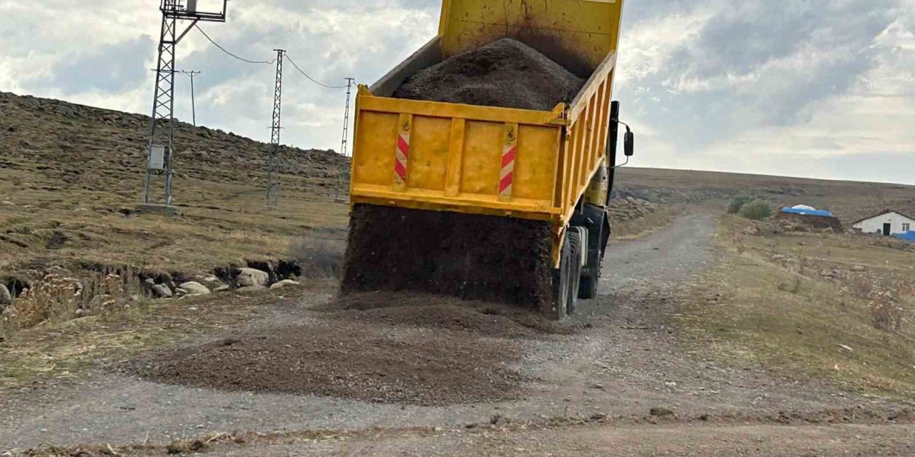 Susuz’da köy yollarının yapımı sürüyor