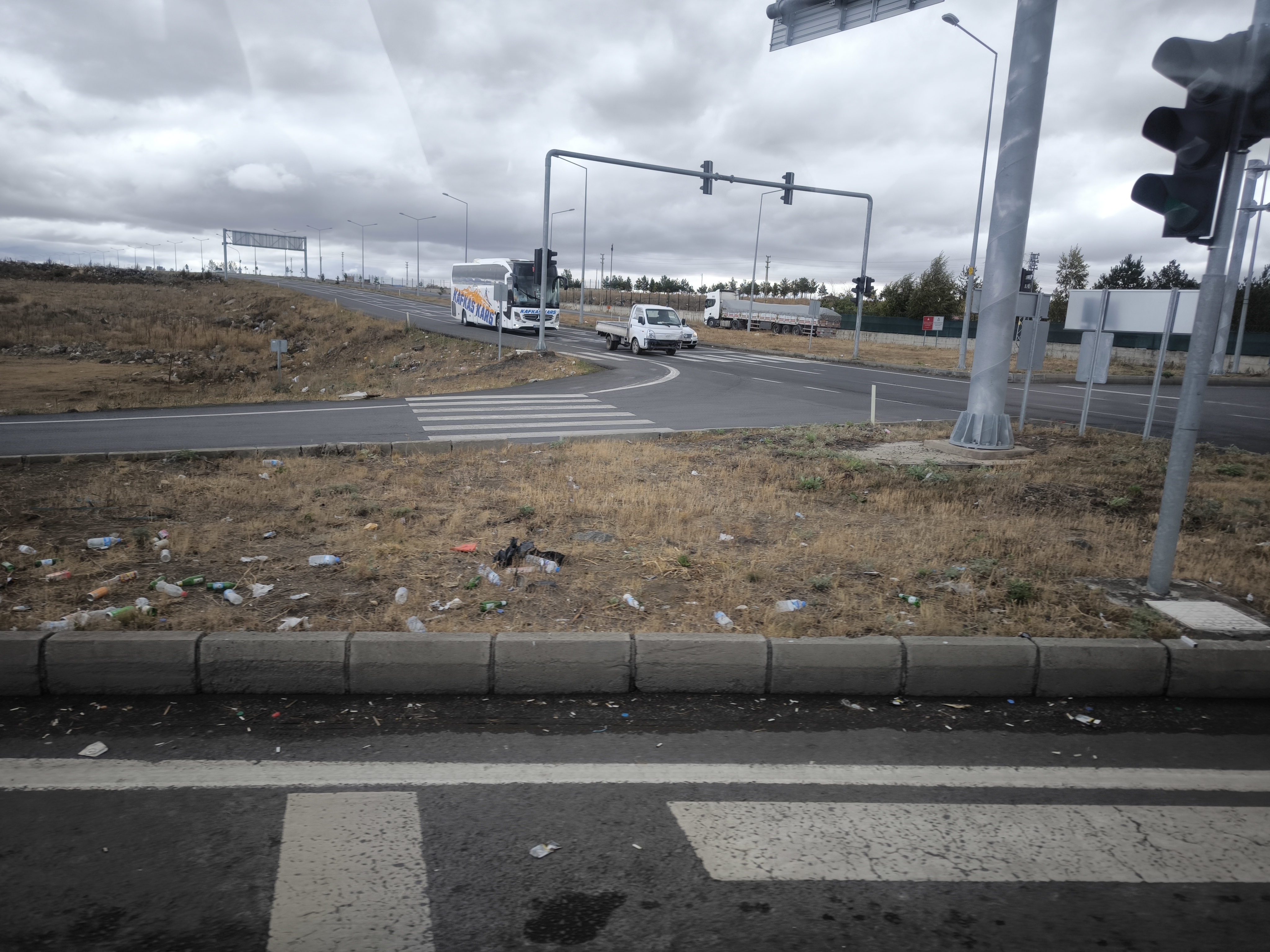 Dünya Temizlik Gününde Kars Kavşakları Çöplüğe Döndü