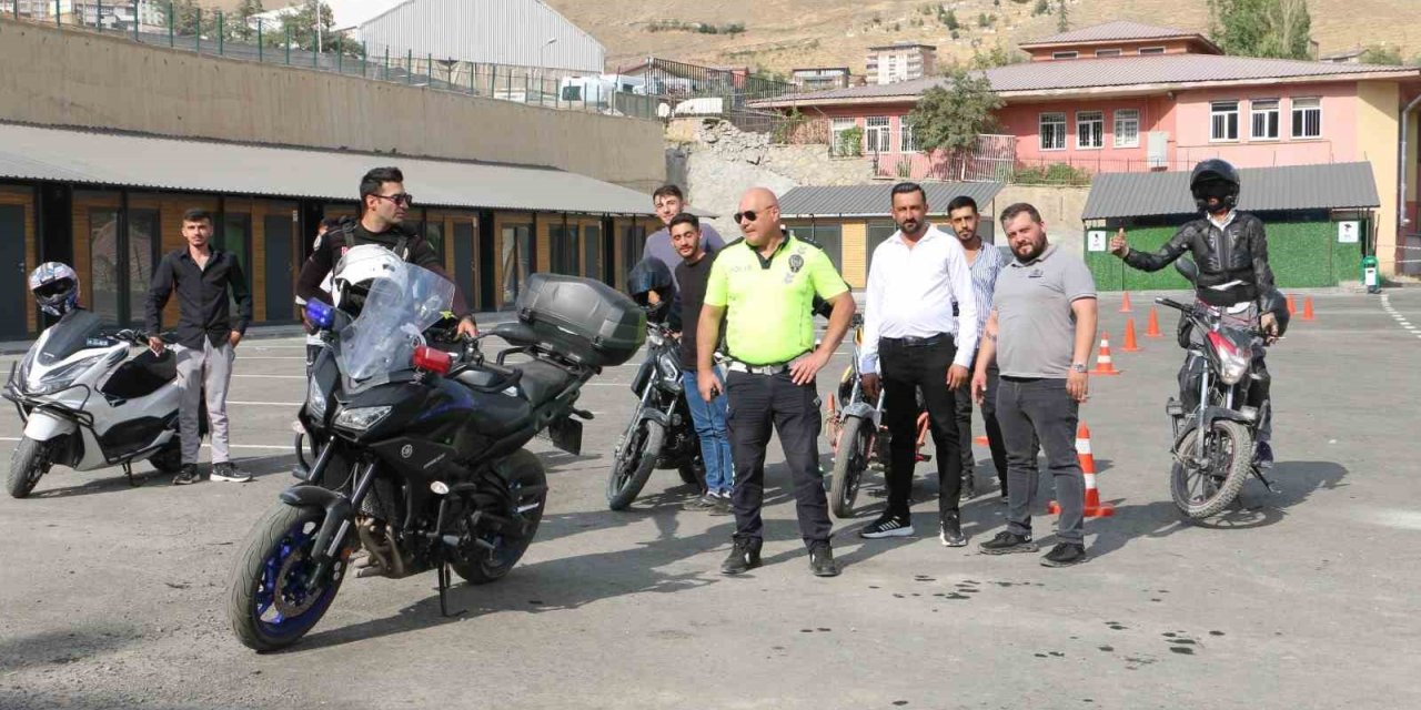 Hakkari polisinden motosiklet kullanıcılarına güvenli sürüş eğitimi