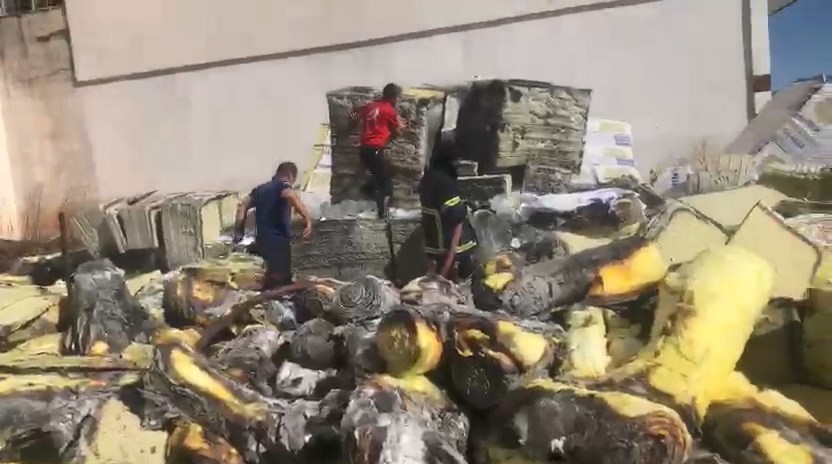 Elazığ’da yalıtım malzemelerinin olduğu depoda yangın