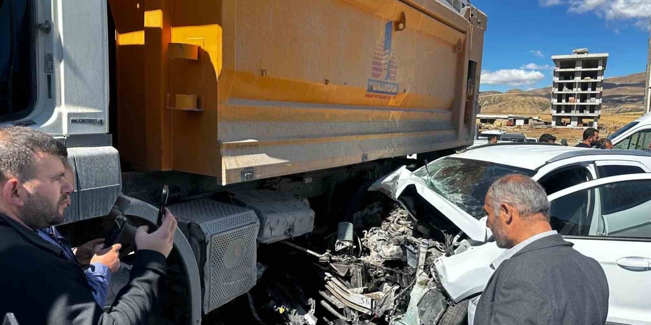 Tatvan’da kamyon ile otomobil çarpıştı: 3 yaralı