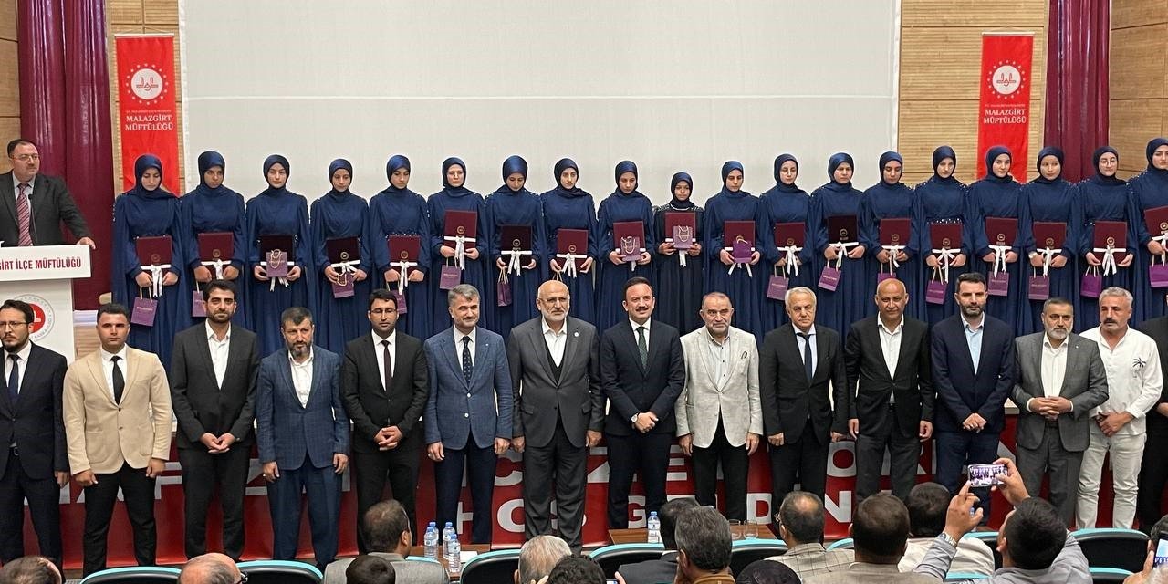 Malazgirt’te hafızlık töreninde duygu dolu anlar yaşandı