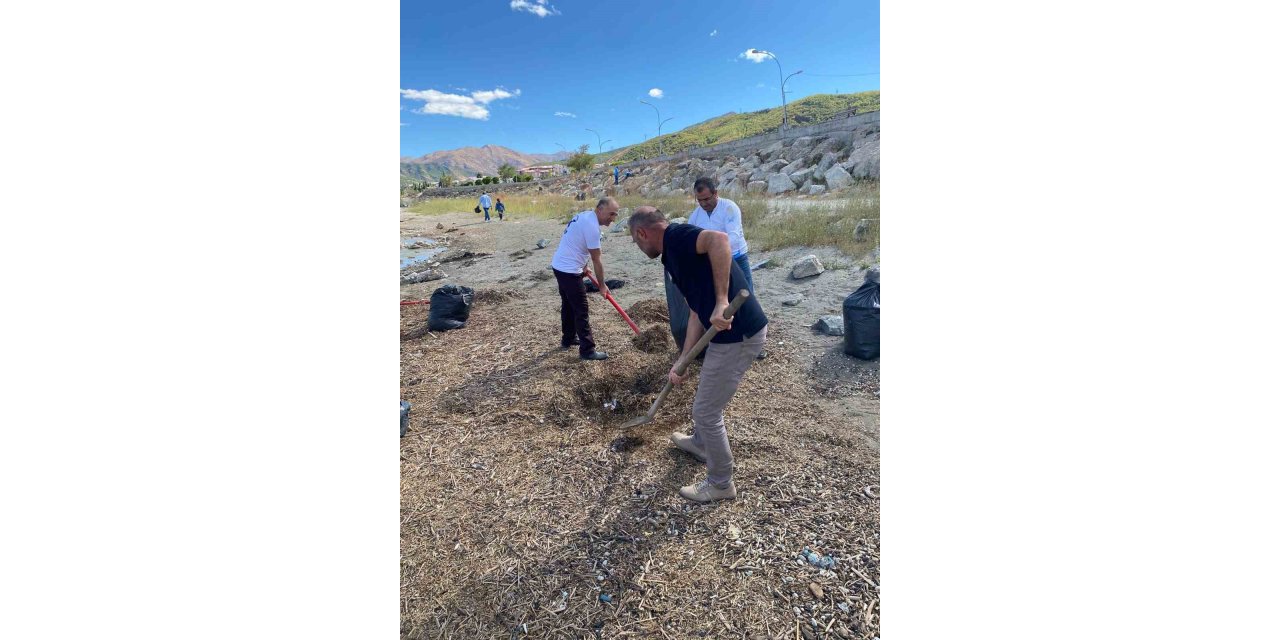 Doğaseverler Van Gölü sahilini temizledi