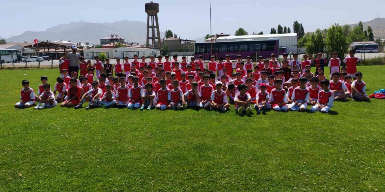 Büyükşehir Belediyespor’dan Vanspor’a altyapı desteği