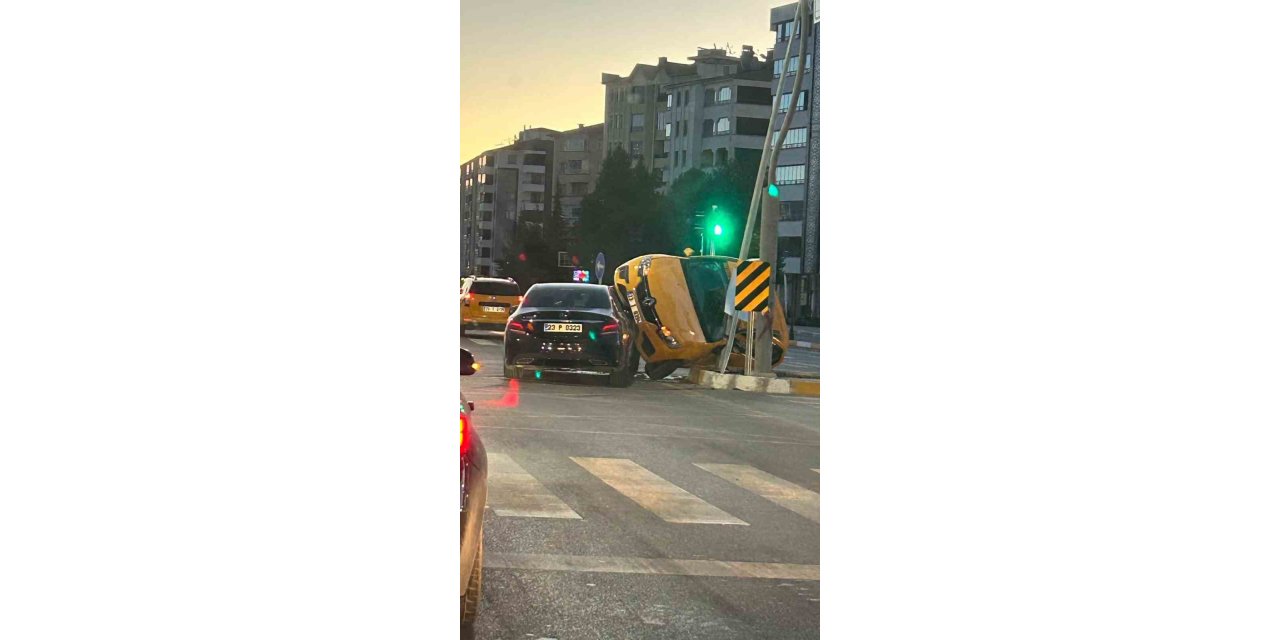 Elazığ’da ticari taksi ile otomobil çarpıştı: 2 yaralı