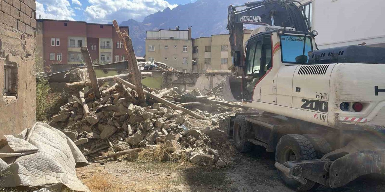 Hakkari’deki metruk binalar tek tek yıktırılıyor