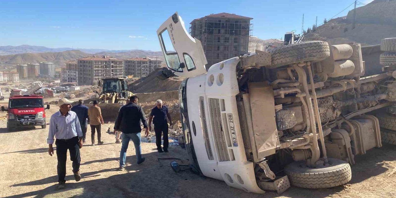 Şantiye de kontrolden çıkan hafriyat kamyonu devrildi: 1 yaralı