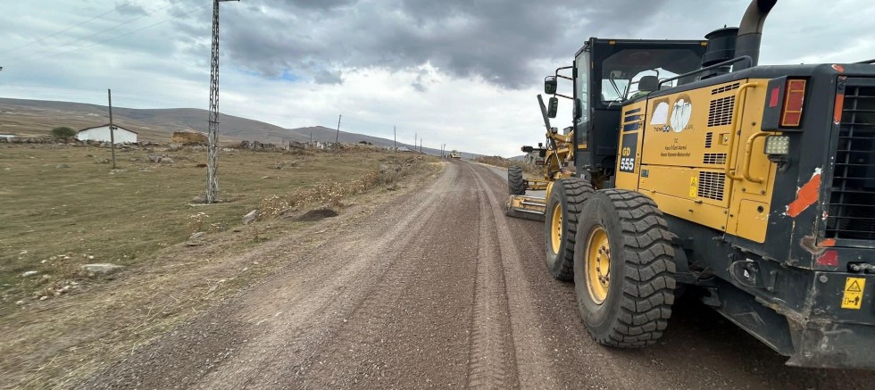 Susuz’da köy yollarında onarım çalışmaları sürüyor
