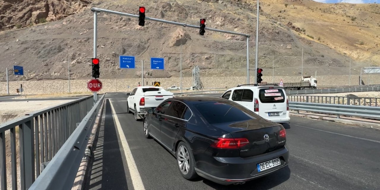 Yeni Köprü’de yaşanan trafik kazalarına çözüm: Trafik ışıkları yerleştirildi