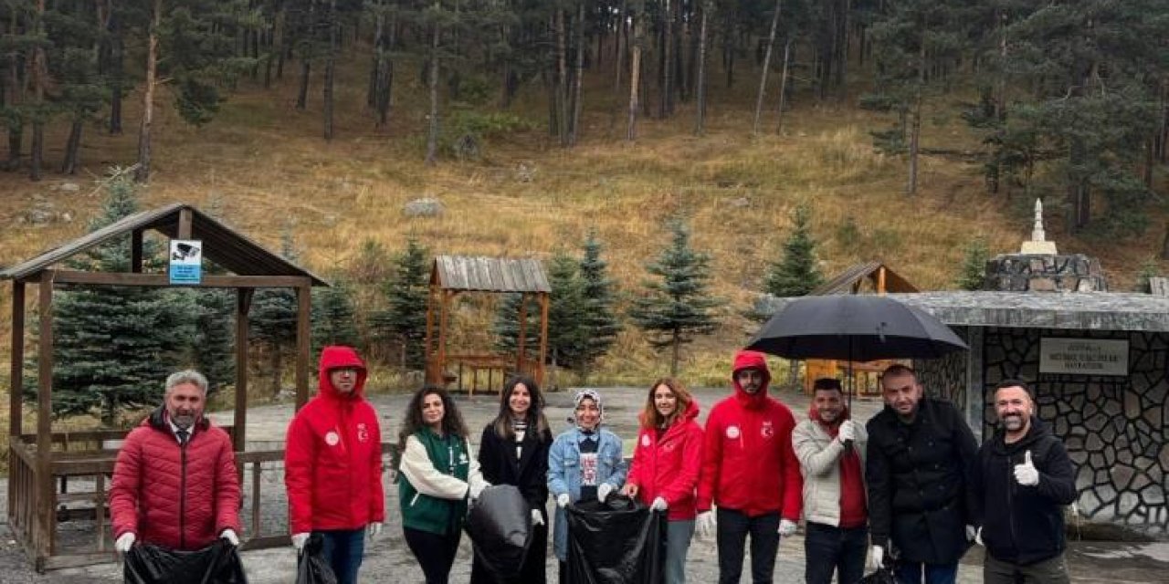 Sarıkamış’ta gençler çevre temizliği yaptı