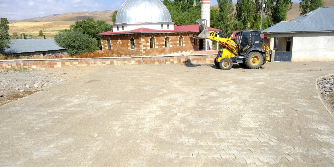 Eleşkirt Abdiköy’de 2 bin metrekare kilit parke taşı döşendi