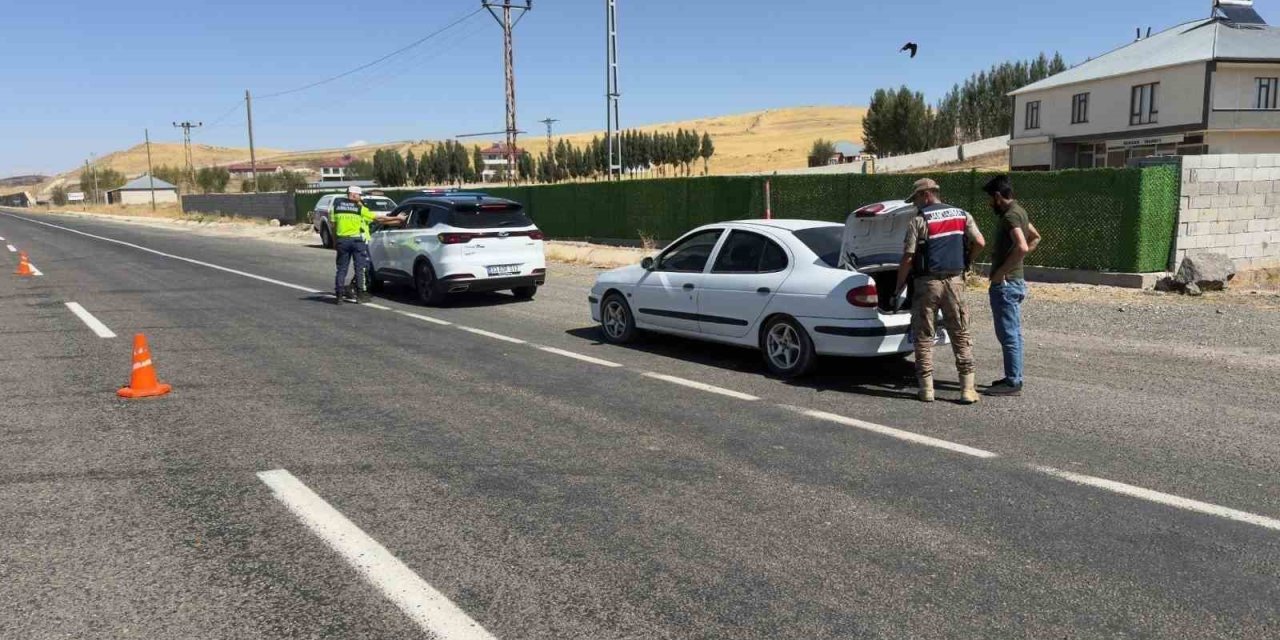 Ağrı’da jandarmadan huzur uygulaması: 3 şahıs ve 7 düzensiz göçmen yakalandı