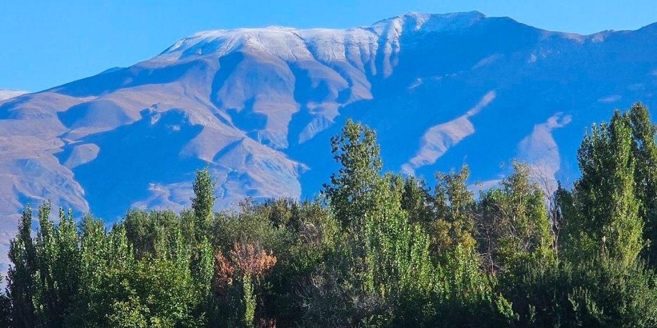 Erzincan’da Keşiş Dağının zirvesine kar yağdı