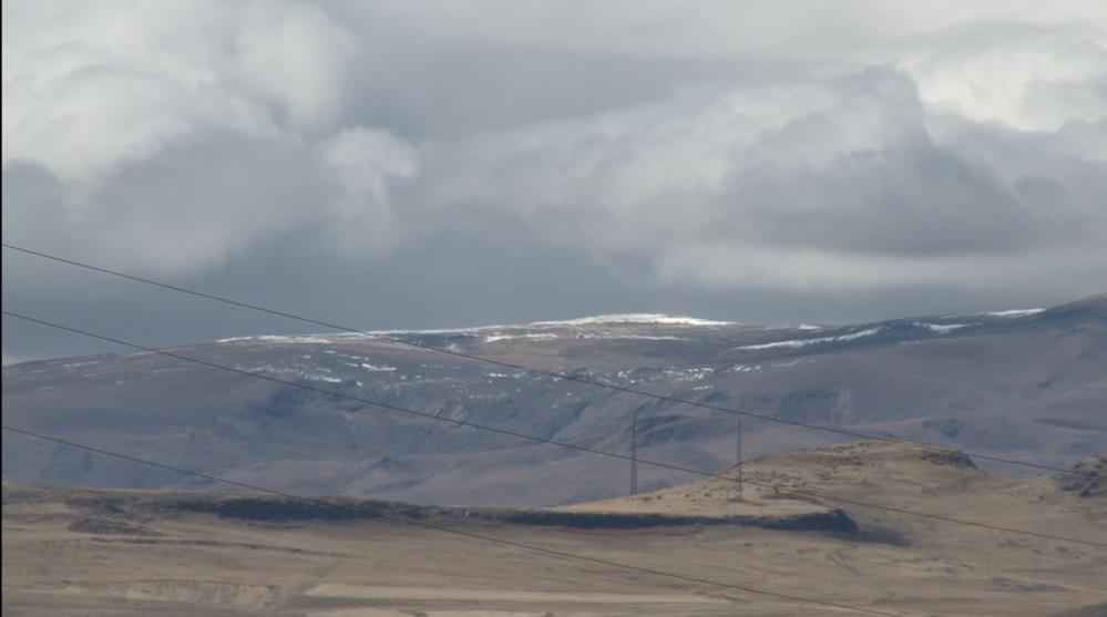 Kars'ta dağların zirvesine mevsimin ilk karı yağdı