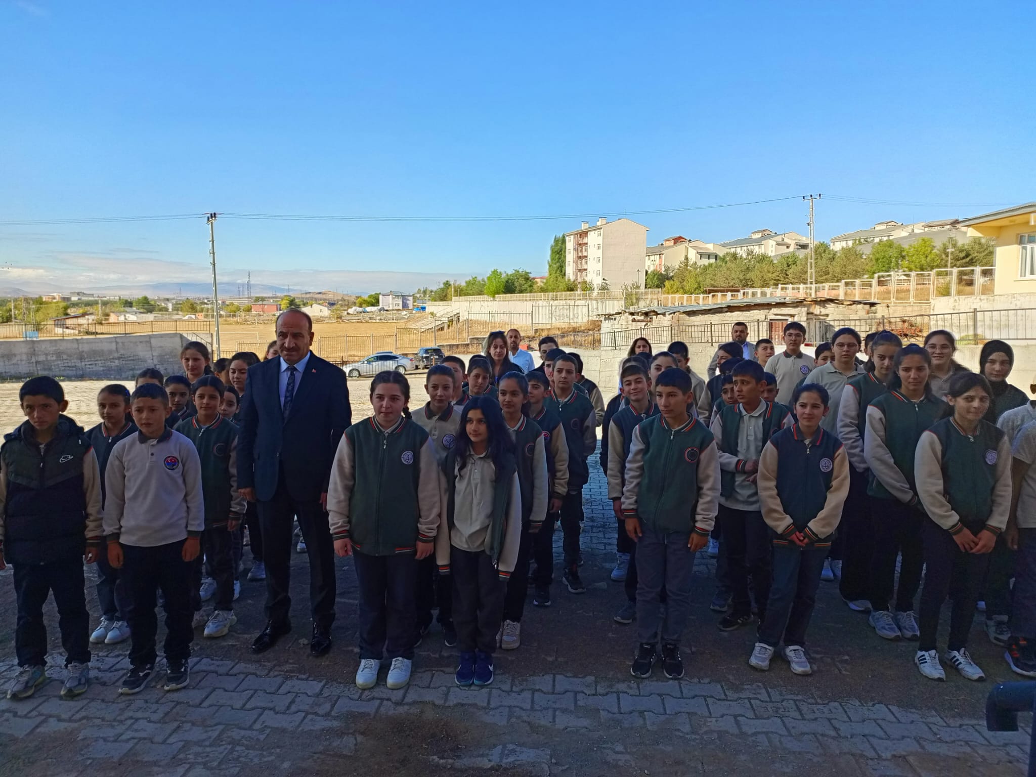 Kars’ta İstiklal Ortaokulu yeni hizmet binasında eğitime başladı