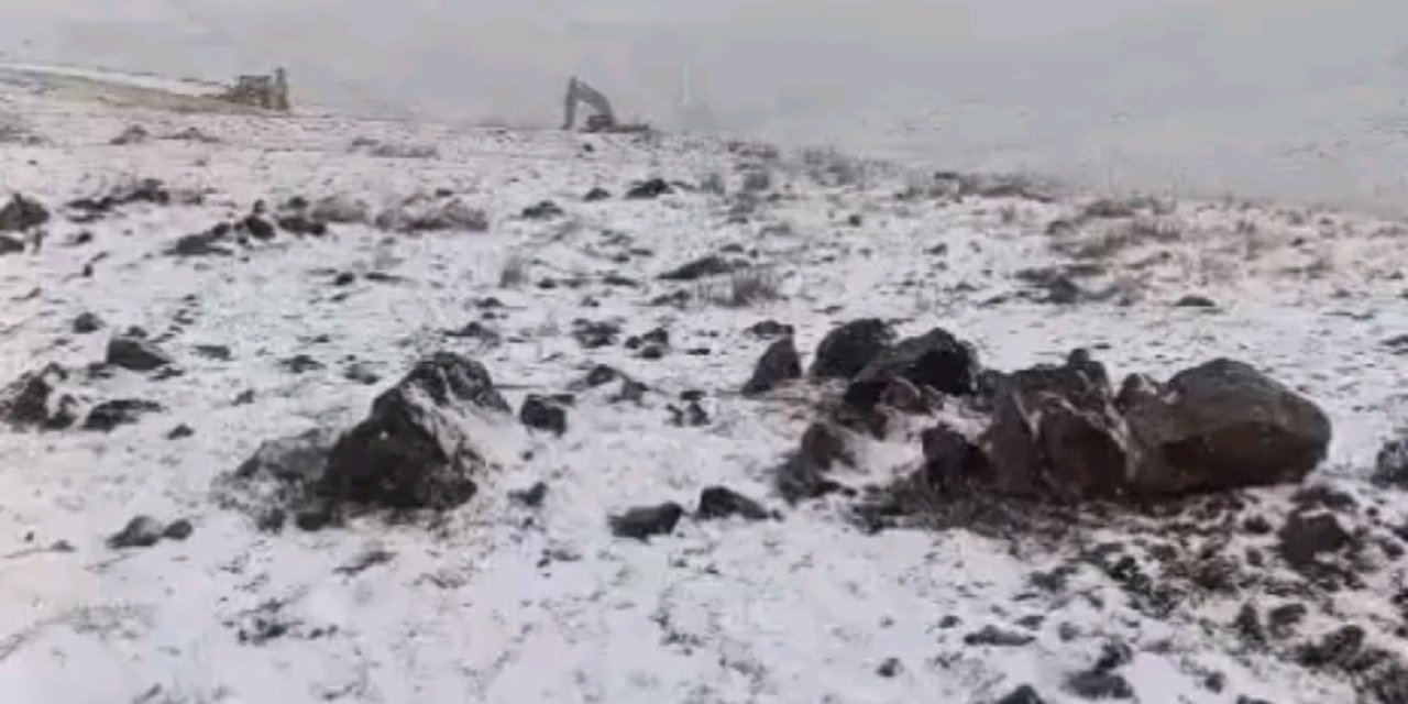 Başkale’de mevsimin ilk karı yağdı