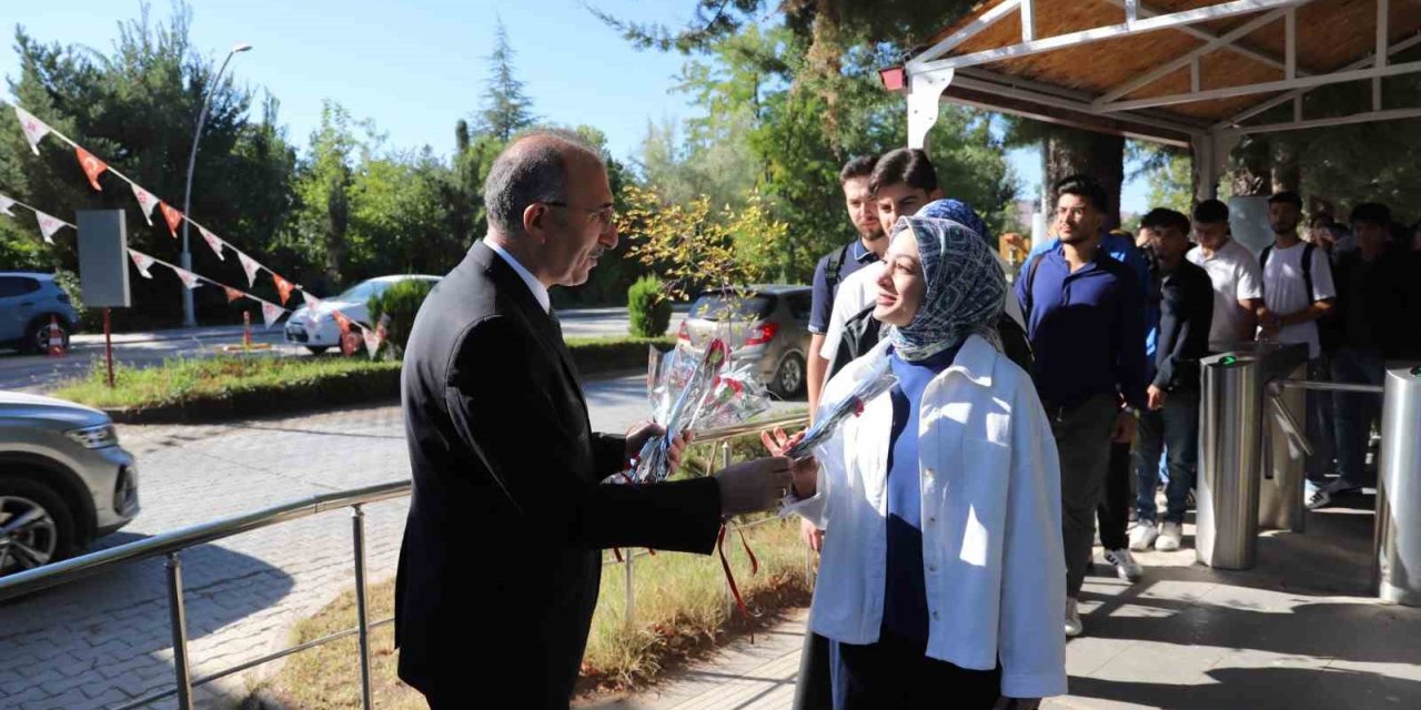 Fırat Üniversitesi’nde öğrenciler çiçeklerle karşılandı