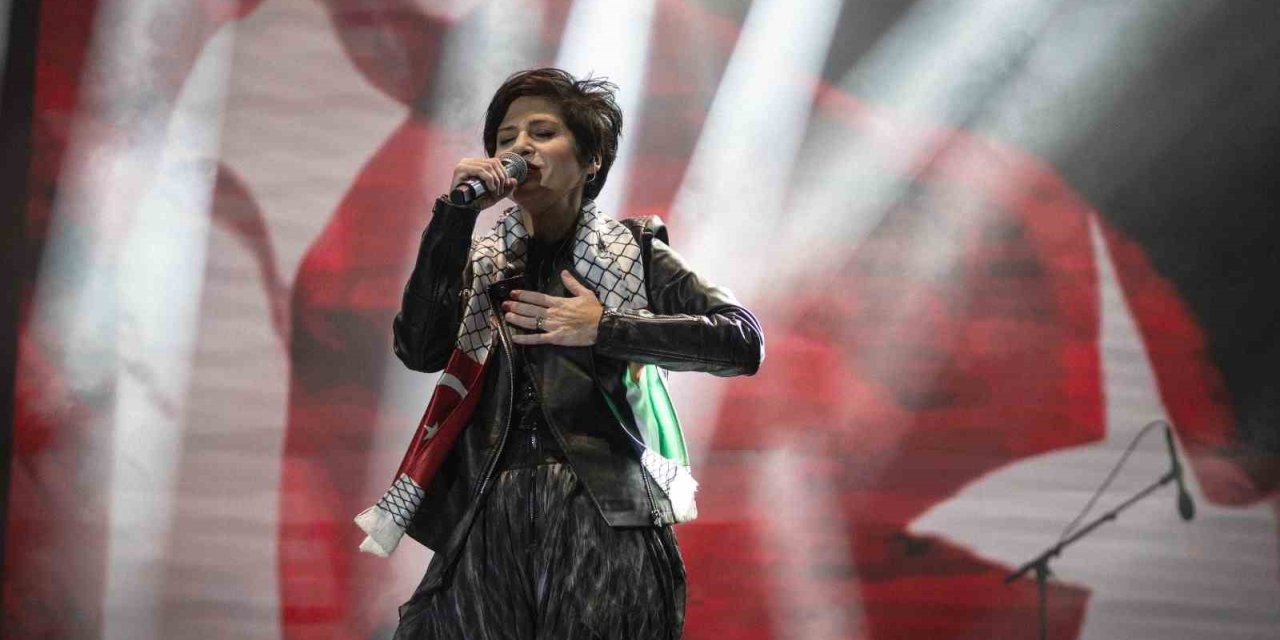 Bingöl ’Bir Anadolu Şenliği’nde Aydilge’den Gazze’ye destek masajı