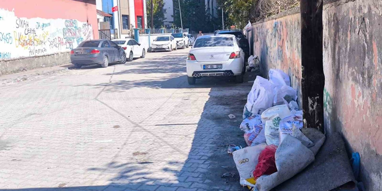 İpekyolu’nda velilerden belediyeye çöp tepkisi