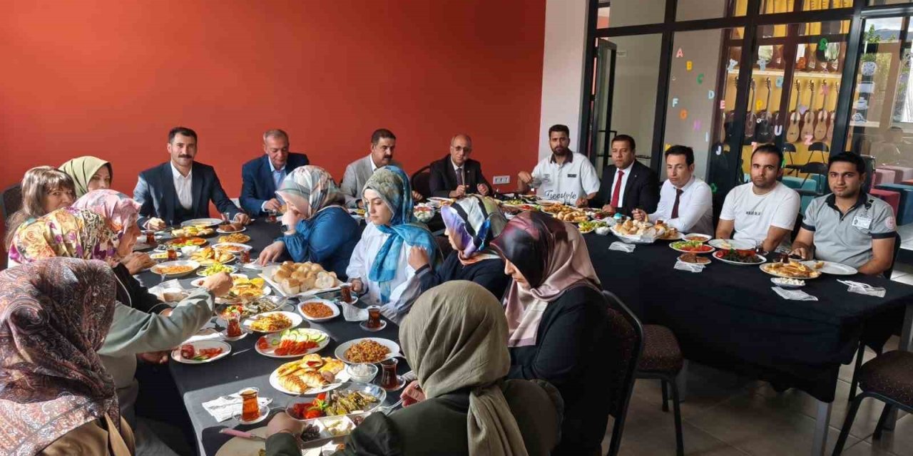 Muradiye Halk Eğitim Merkezinden usta öğreticilere teşekkür kahvaltısı