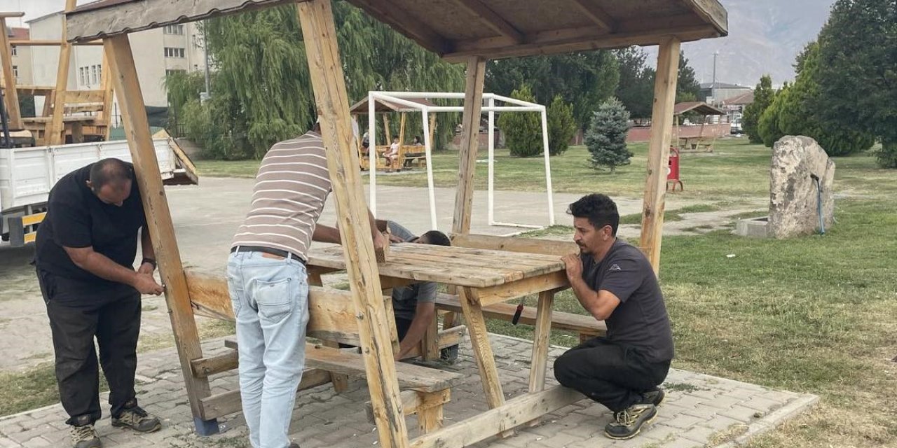 Belediye ekipleri şehir mobilyaları üretiyor