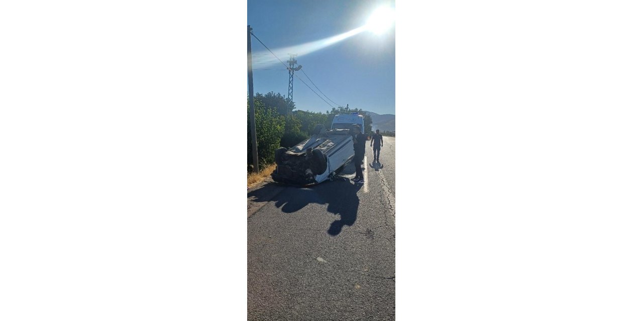 Elazığ’da otomobil takla attı: 3 yaralı