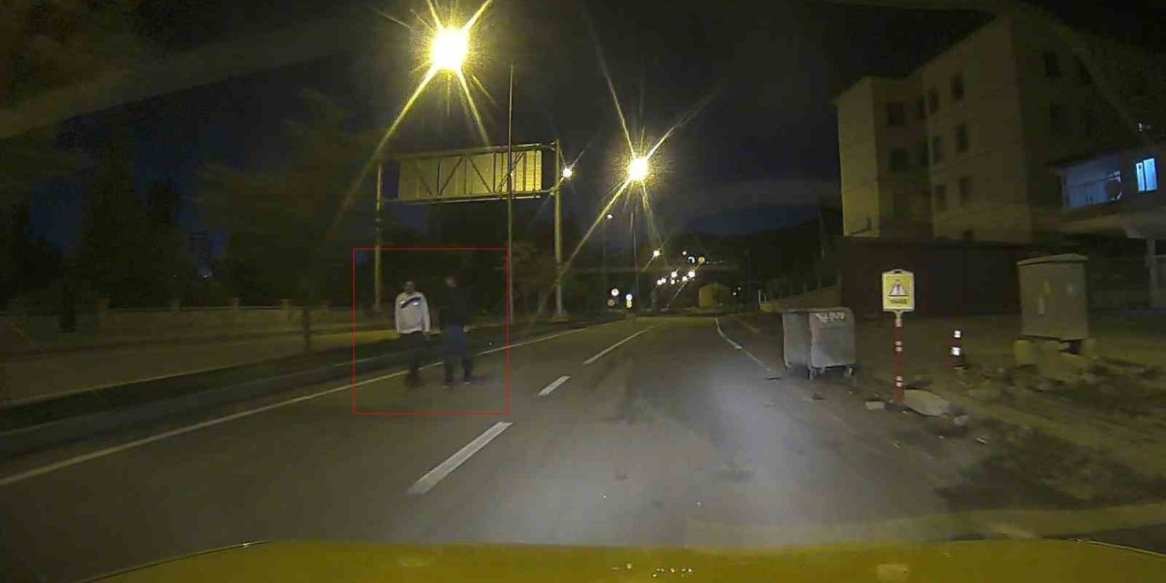 Gençlerin otoyolda yaya yürüyüşü tehlike oluşturdu