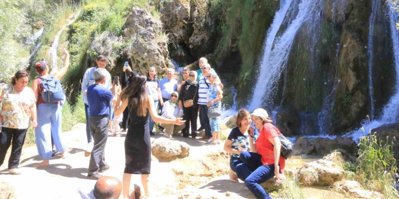 Üniversite öğrencilerinin gelmesiyle Girlevik Şelalesinde yoğunluk oluştu