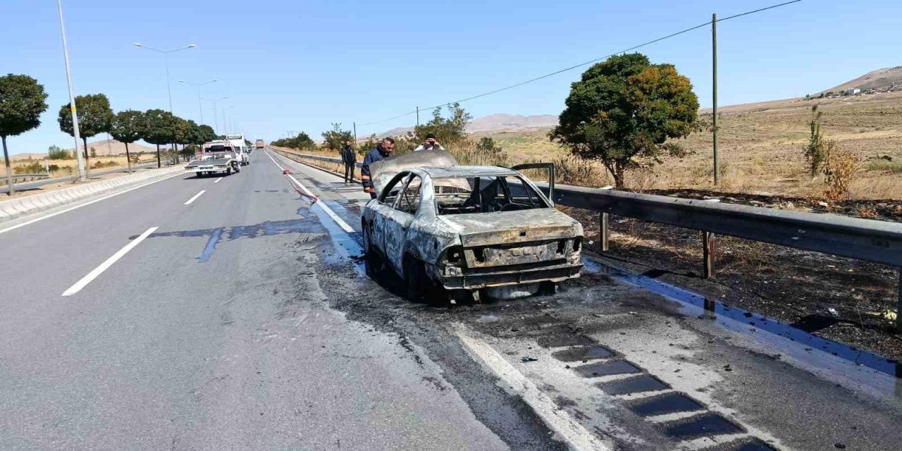 Van’da seyir halindeki İran plakalı otomobil alev alev yandı