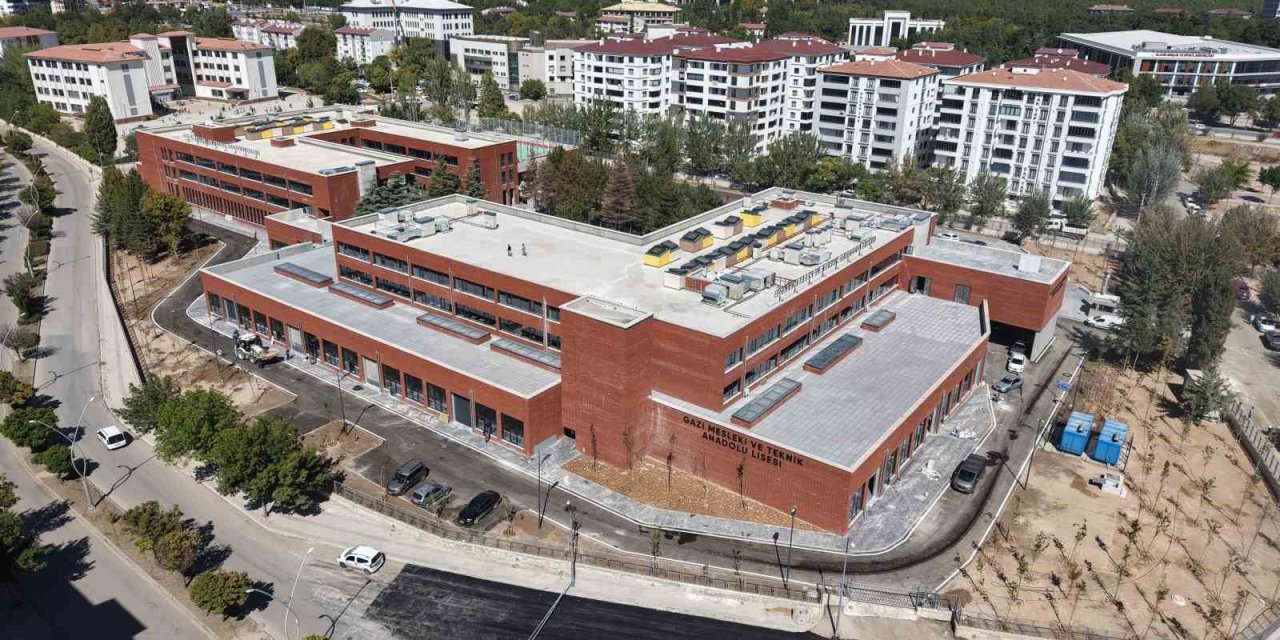 Elazığ’da CHP’li belediyelerin yapımını üstlendiği okul halen bitmedi