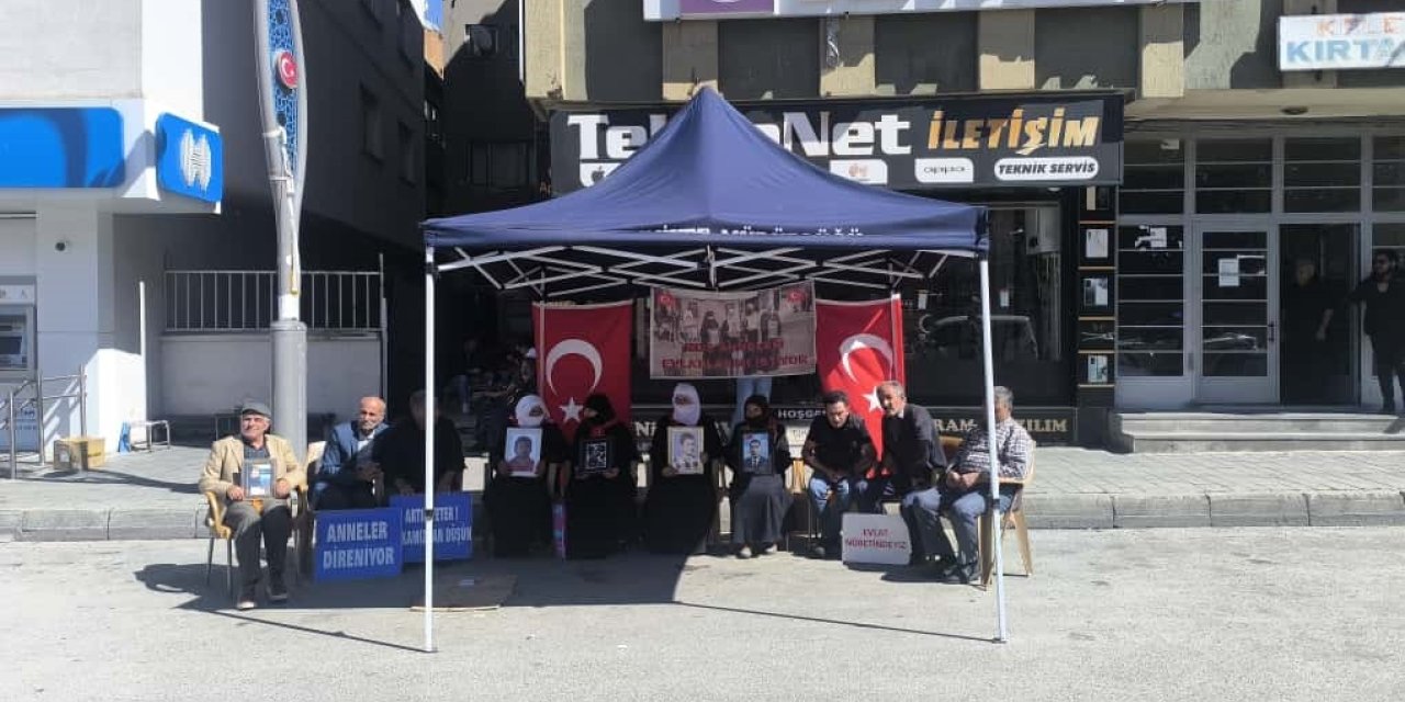 Muş’ta ailelerin DEM Parti önündeki eylemi sürüyor