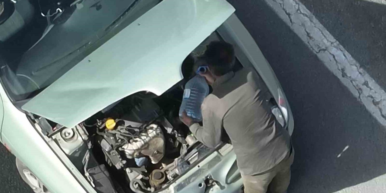 Aracı arızalanmış gibi davranan ehliyetsiz sürücü polisin dronlu takibi ile yakalandı