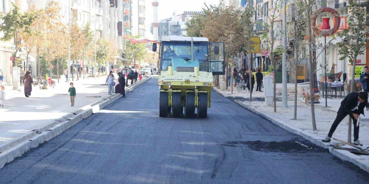 Suvaroğlu Caddesi’nde sıcak asfalt serimi yapılıyor