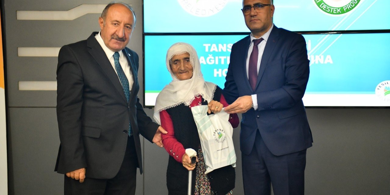 Yeşilyurt Belediyesi’nden ihtiyaç sahibi yaşlılara tansiyon aleti desteği