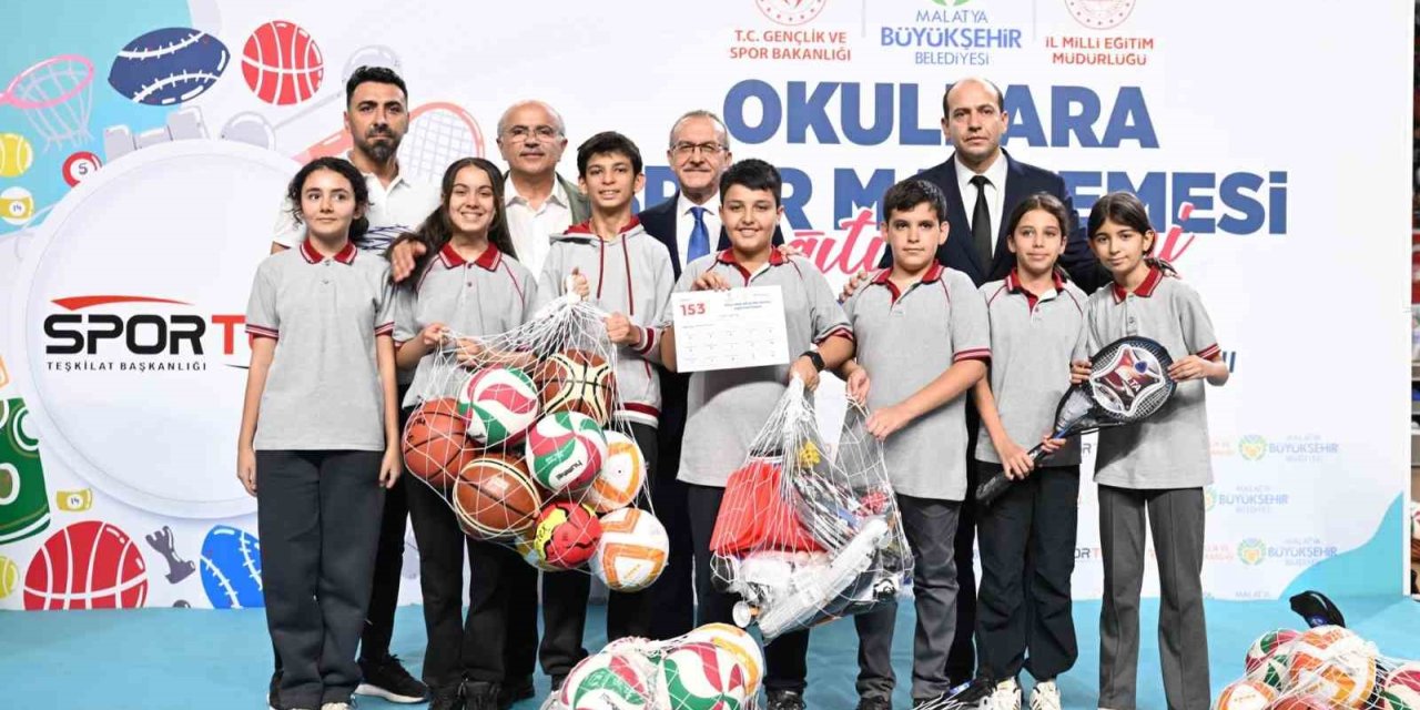 Malatya Büyükşehir’den okullara spor malzemesi desteği