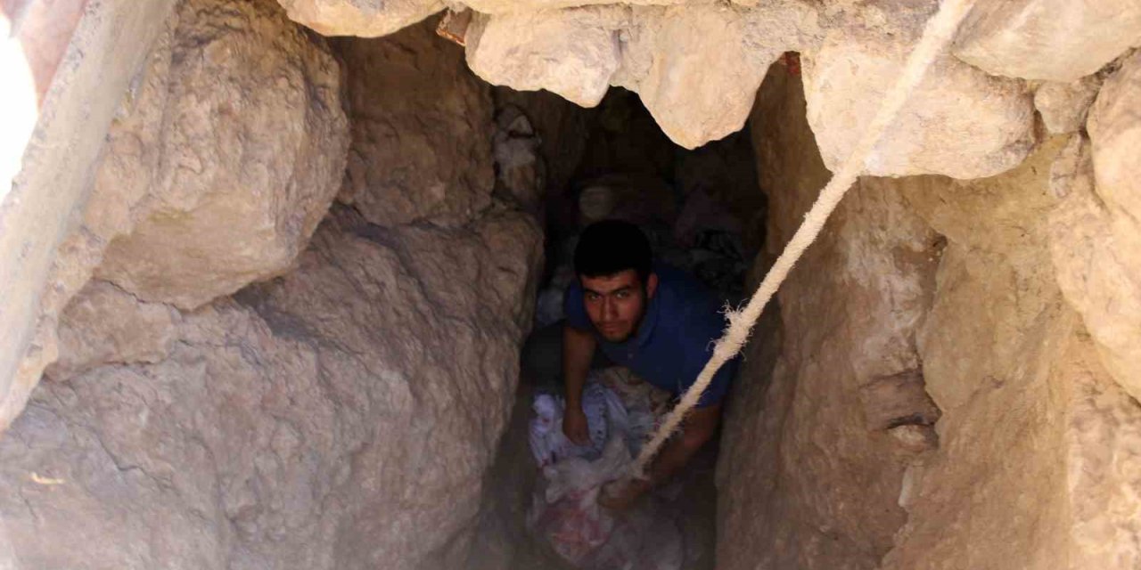 Peynirlerini soğuk hava deposu olarak köylerinde bulunan buz mağaralarında muhafaza ediyorlar