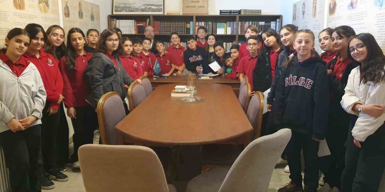 Öğrencilerden Türk Dil Bayramı kutlaması