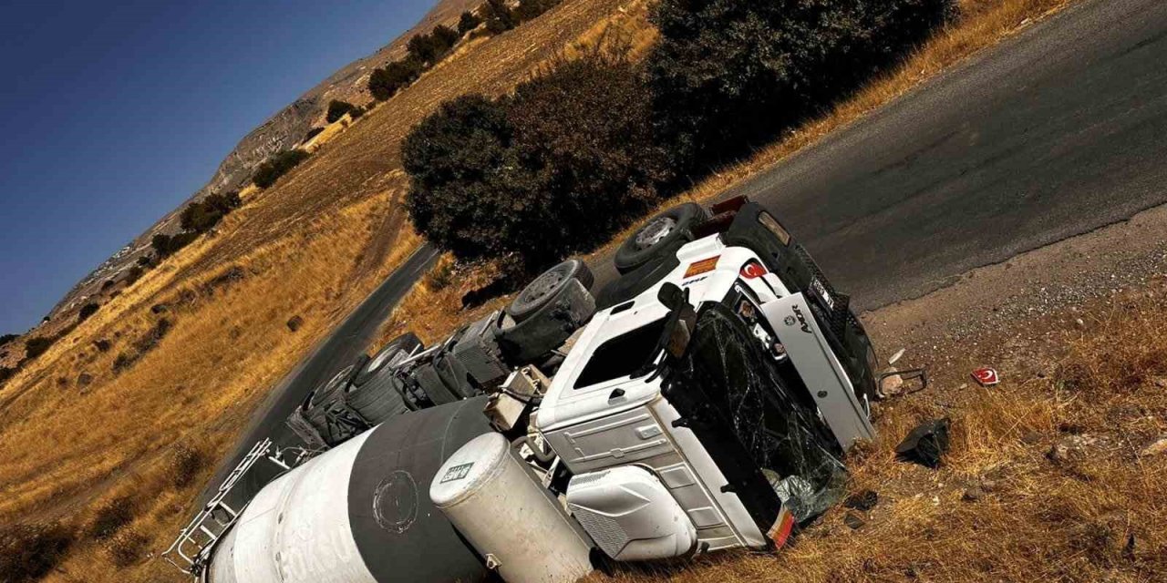 Tunceli’de beton mikseri ve tır devrildi