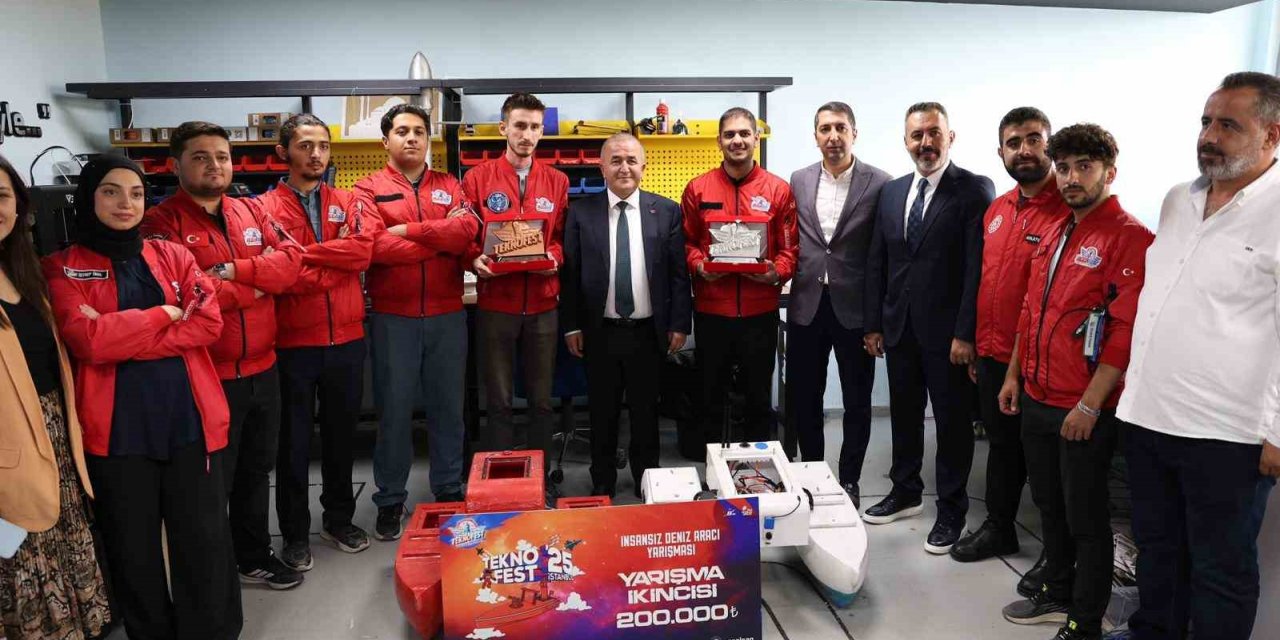 Vali Hatipoğlu, başarılı gençlerle bir araya geldi