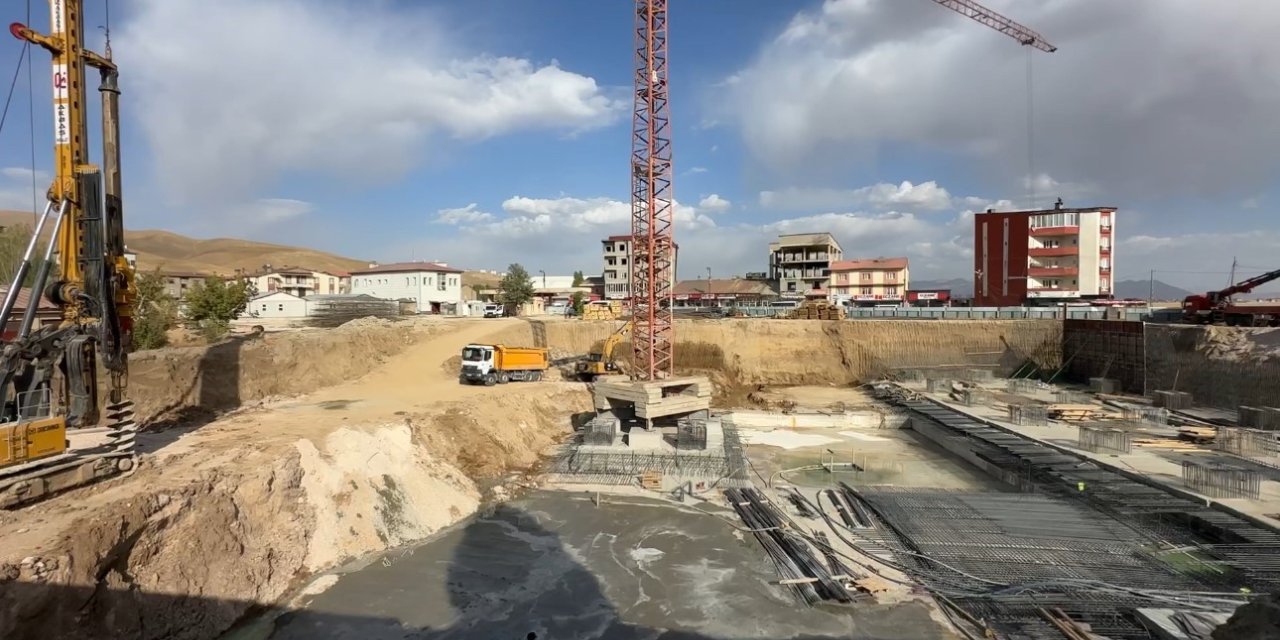 Yüksekova Devlet Hastanesinin inşaat çalışmaları devam ediyor