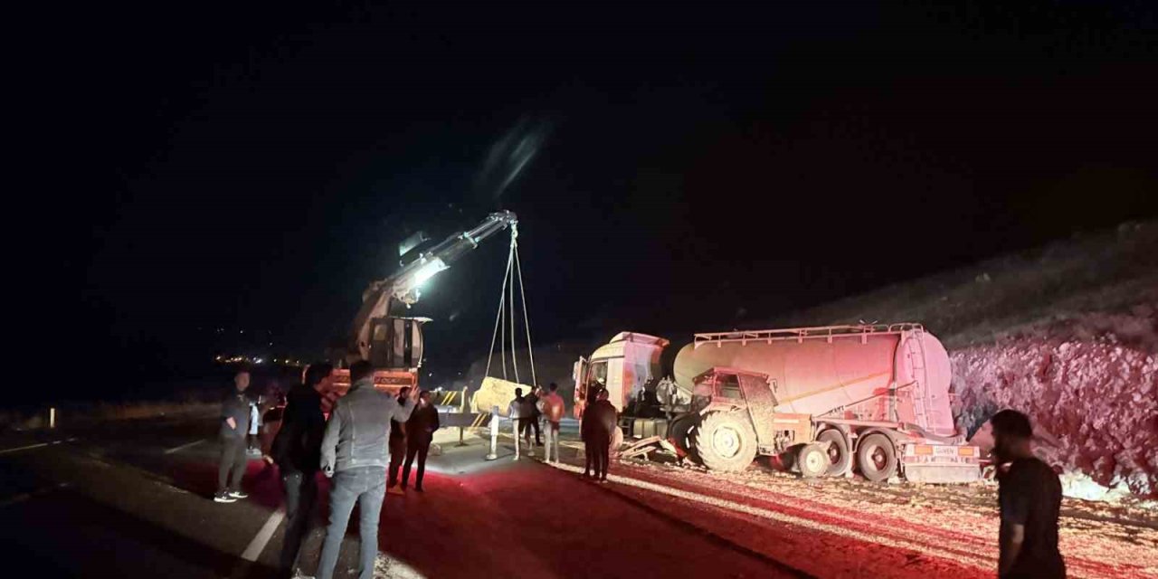 Iğdır-Doğubayazıt yolunda traktör ile kamyon çarpıştı: 3 yaralı