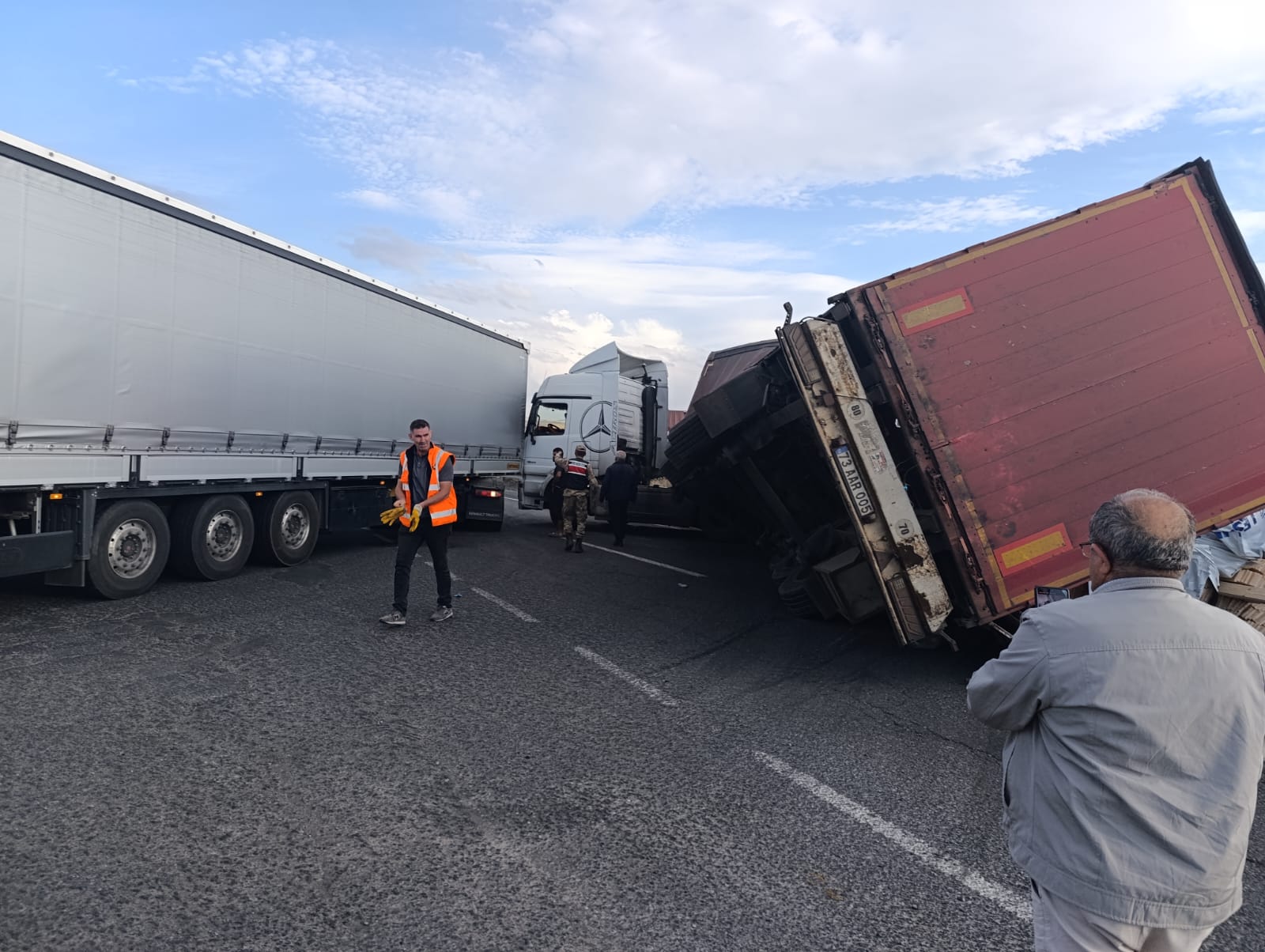 Kars’ta kereste yüklü tır devrildi