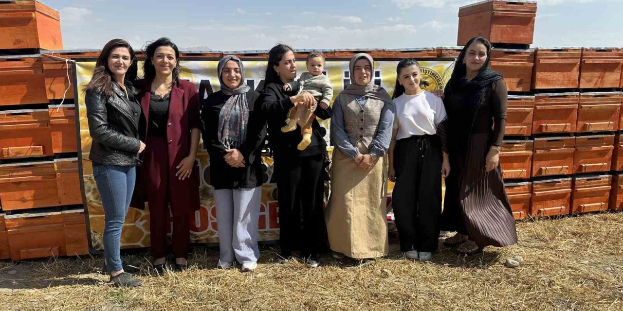 Yüksekova’da arıcılığa kadın eli değiyor: "Bin 275 kovan desteği verildi"