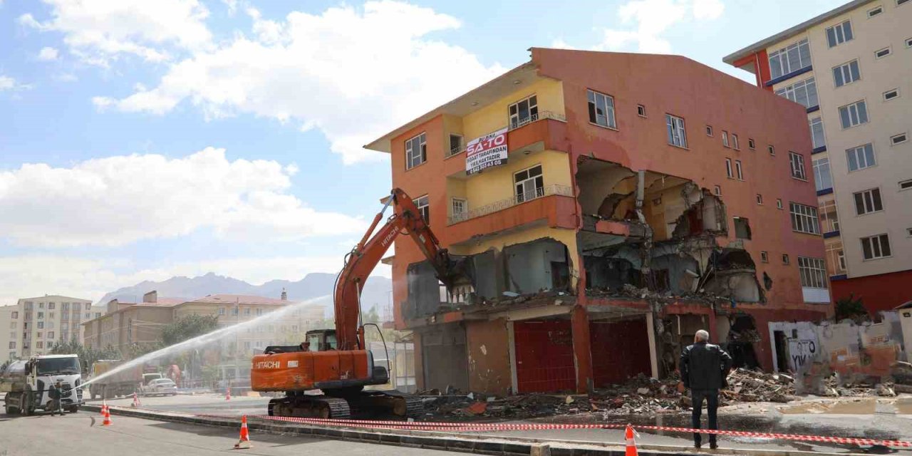 Van’da yol genişletme çalışmaları için 4 katlı bina yıktırıldı